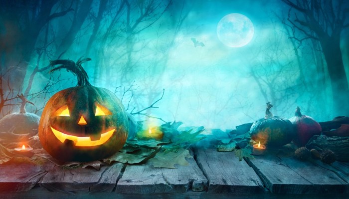 Spooky halloween wallpaper with pumpkin and old house 27807583 Stock ...